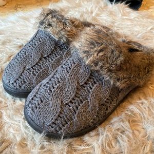 Women’s size L (8-9)US knit hard sole slipper